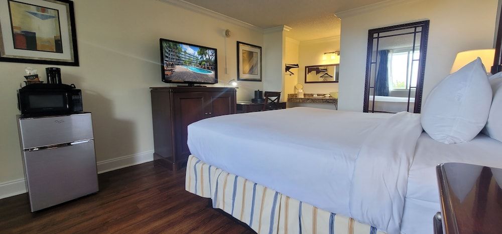 Traditional Room, 1 King Bed, Pool View