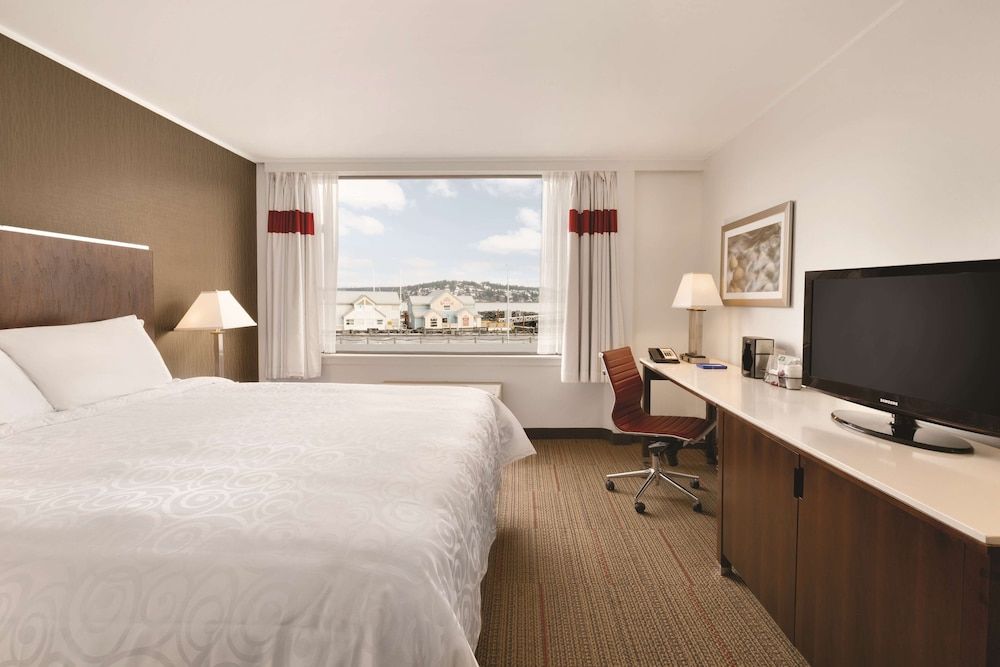 Premium, King and Sofa Bed, Courtyard View, Bathtub