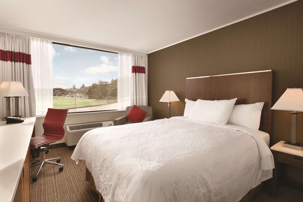 Coast Discovery Inn Comfort Room, 1 Queen Bed (Coast Queen Marine Wing) 2