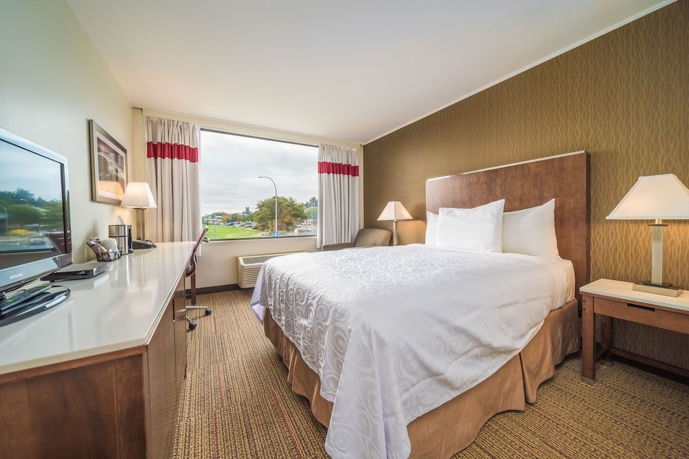 Coast Discovery Inn Comfort Room, 1 Queen Bed (Coast Queen Marine Wing)