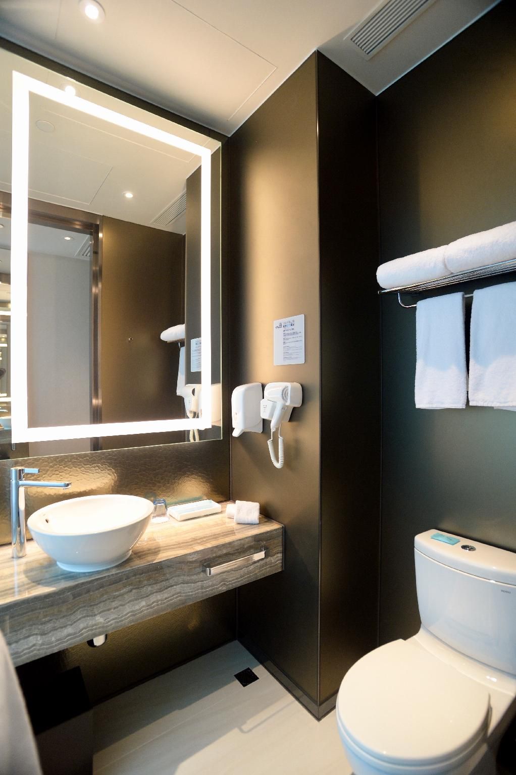 1 Queen Standard Extra Floor Space