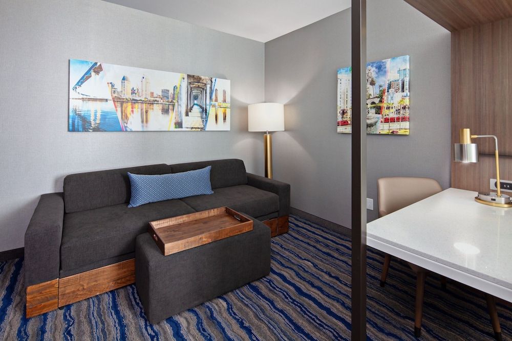 Suite, 2 Queen Beds (Mobility/Hearing Access, Roll-In Shwr)
