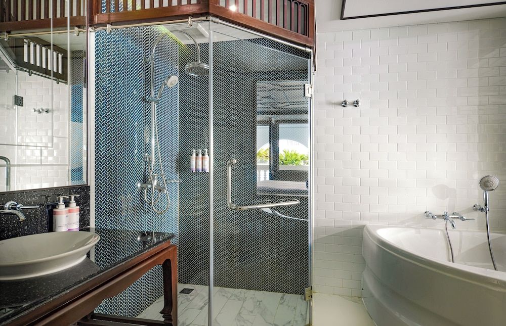 Mövenpick Myth Hotel Patong Phuket Deluxe Room, 1 King Bed, Pool View 8