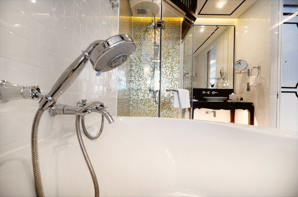 Mövenpick Myth Hotel Patong Phuket Deluxe Room, 1 King Bed, Pool View 10