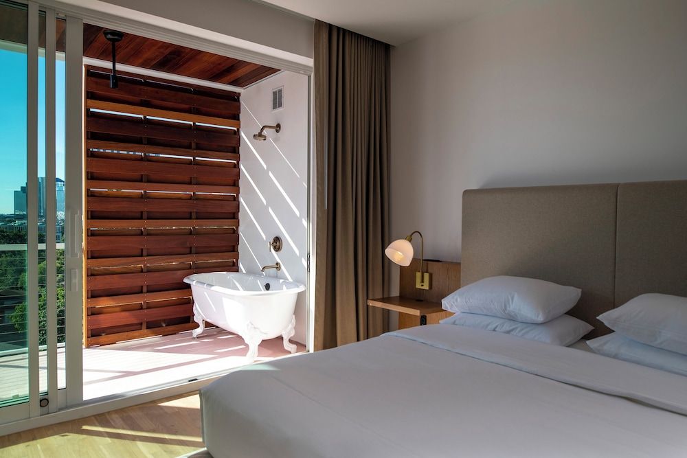 Deluxe Studio Suite, 1 King Bed, Balcony
