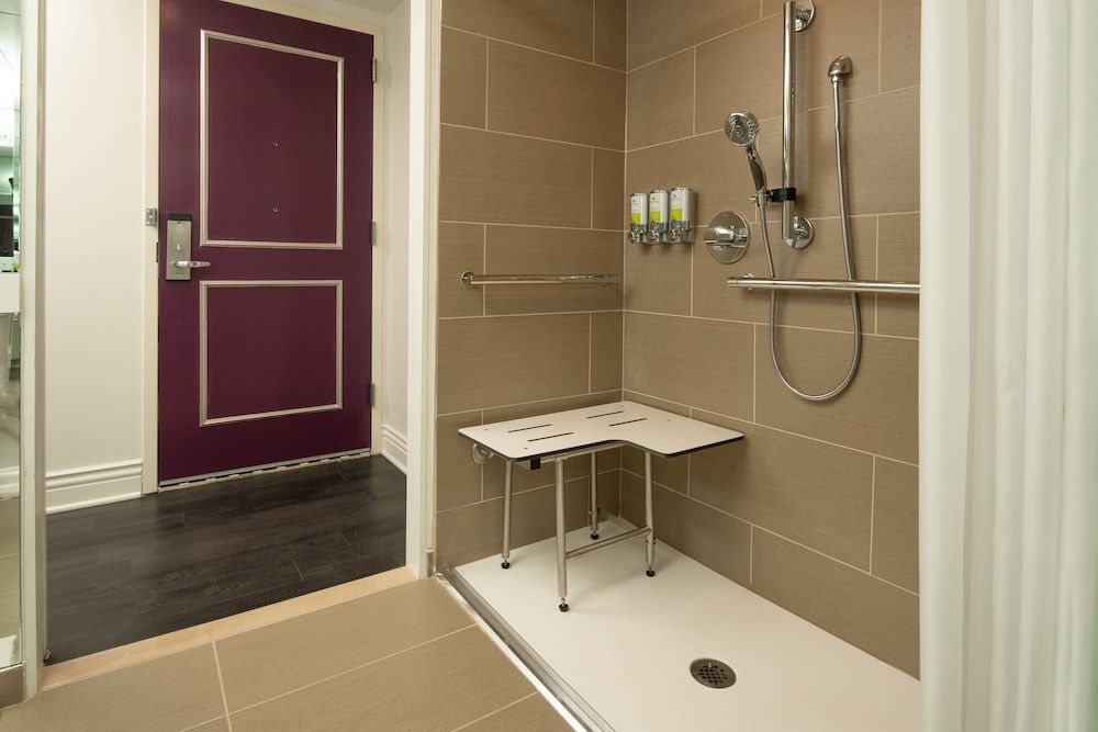 Room, 1 King Bed, Accessible (Glamour, Roll-in Shower)