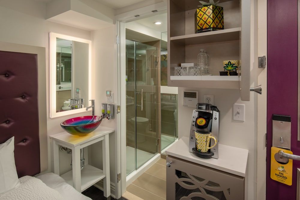 Staypineapple, An Artful Hotel, Midtown Room, 2 Twin Beds (Persona) 3