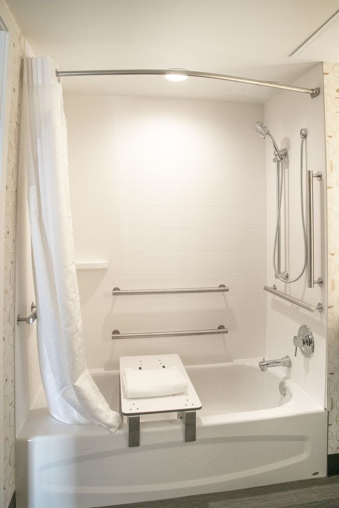 Holiday Inn & Suites Orlando I-Drive Theme Parks by IHG Standard Room, 2 Queen Beds, Accessible (Mobility, Roll-In Shower) 4