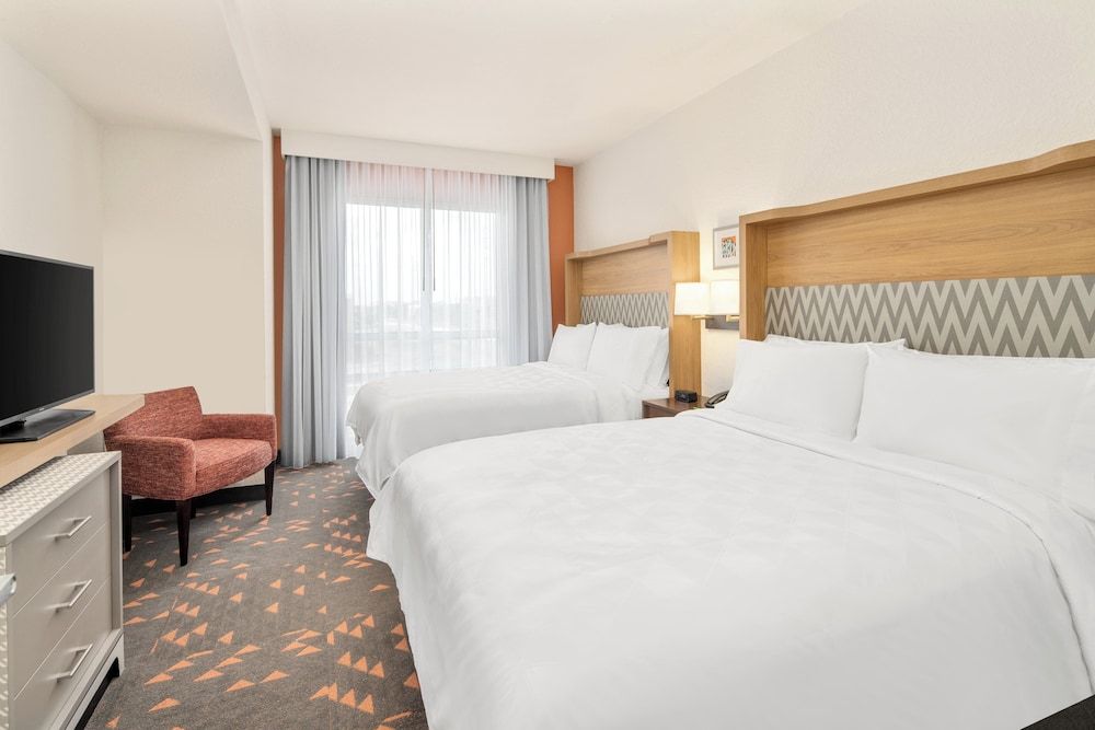 Holiday Inn & Suites Orlando I-Drive Theme Parks by IHG Standard Room, 2 Queen Beds, Accessible (Mobility, Roll-In Shower) 2