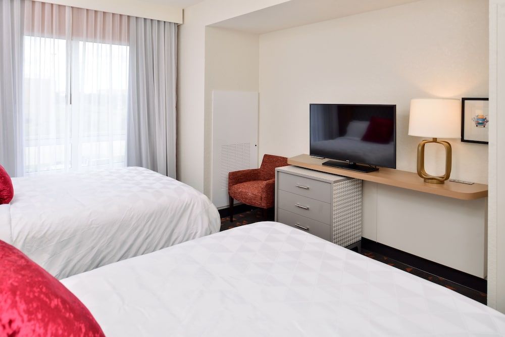 Holiday Inn & Suites Orlando I-Drive Theme Parks by IHG Standard Room, 2 Queen Beds, Accessible (Mobility, Roll-In Shower) 2
