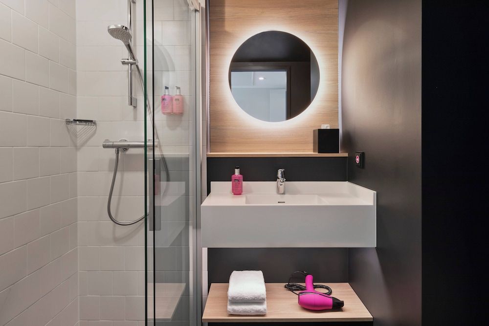 Moxy Hamburg Altona Room, 1 Queen Bed 7