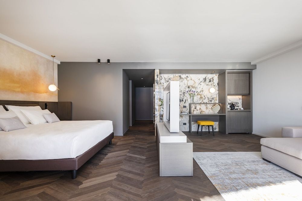 Suite, 1 King Bed, Balcony, Lake View (Alisia)
