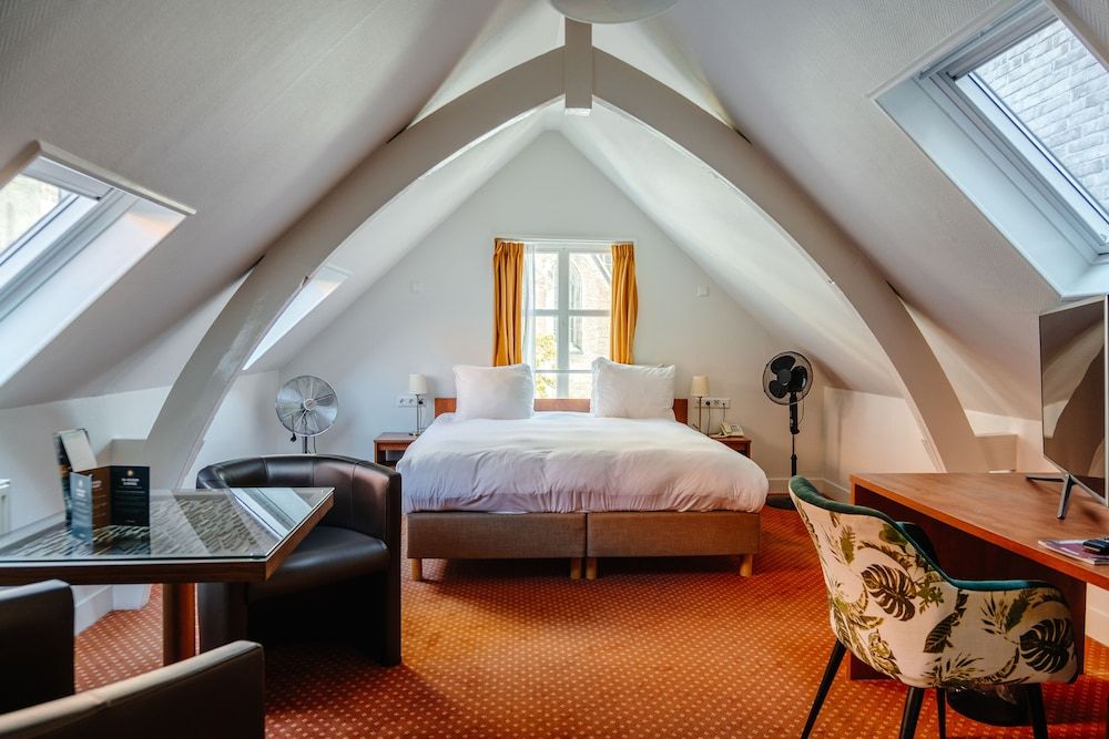 Ambassador City Centre Hotel Classic Church view Room 7