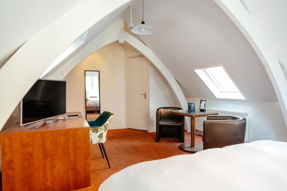 Ambassador City Centre Hotel Classic Church view Room 19