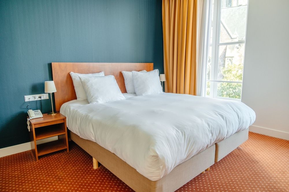 Ambassador City Centre Hotel Classic Church view Room 5