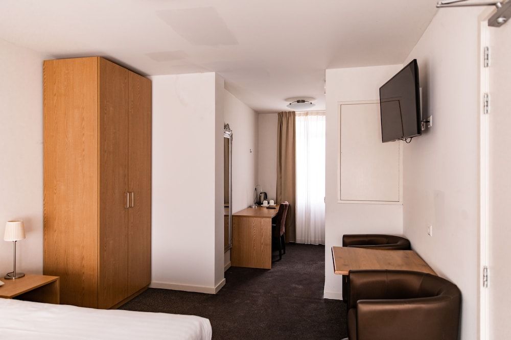 Ambassador City Centre Hotel Comfort Quadruple Room 5