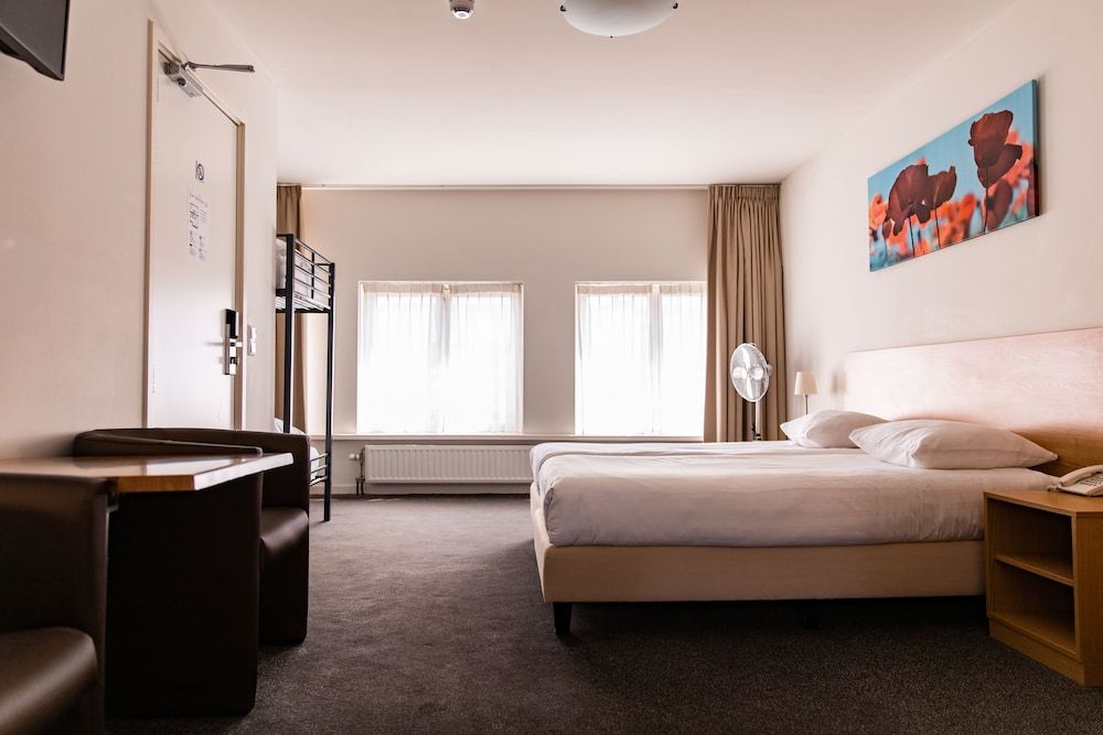 Ambassador City Centre Hotel Comfort Quadruple Room 4