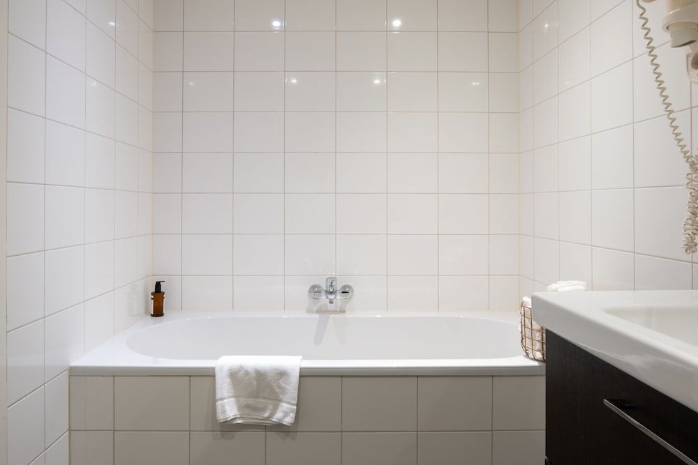 Ambassador City Centre Hotel Suite 6