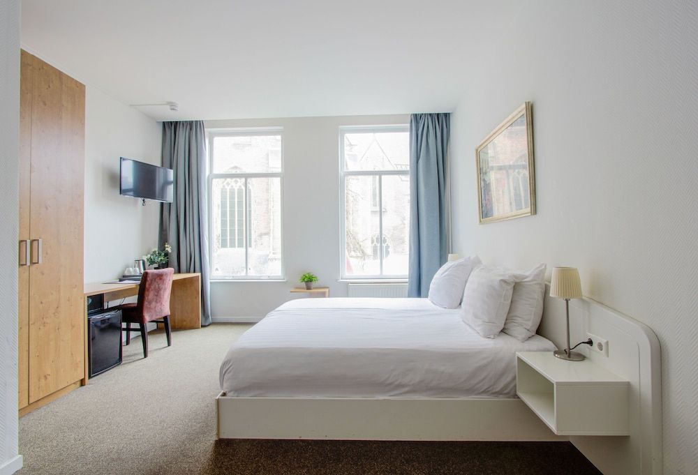 Ambassador City Centre Hotel Classic Church view Room 9