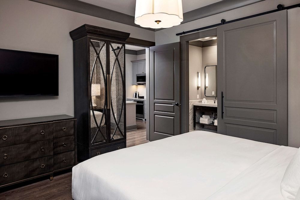 1 Bedroom, 1 King Deluxe Suite