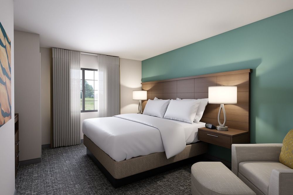 Suite, 1 King Bed, Kitchen (City and Mountain View)