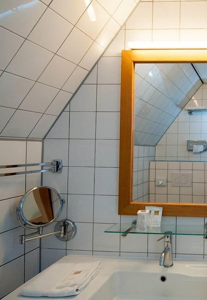 Rho Hotel Comfort Double Room, 1 Double or 2 Twin Beds 10