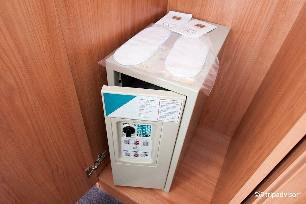 Rho Hotel Comfort Double Room, 1 Double or 2 Twin Beds 12