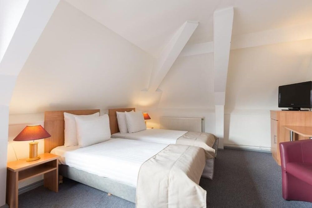 Rho Hotel Comfort Double Room, 1 Double or 2 Twin Beds 4