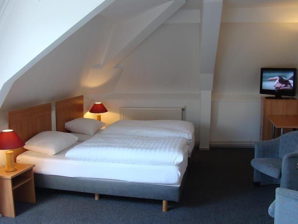 Rho Hotel Comfort Double Room, 1 Double or 2 Twin Beds 8
