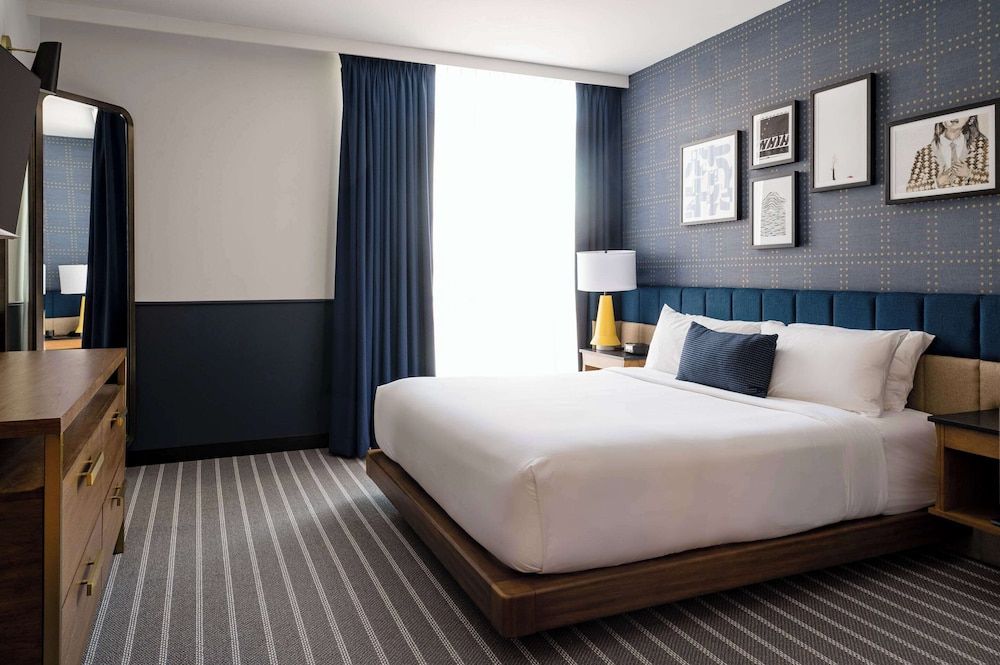 Suite, 1 King Bed, Accessible, Non Smoking