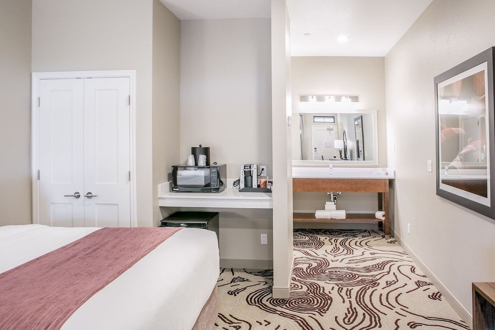 Hotel Siri Downtown - Paso Robles Room, 2 Queen Beds, Accessible, Non Smoking 16