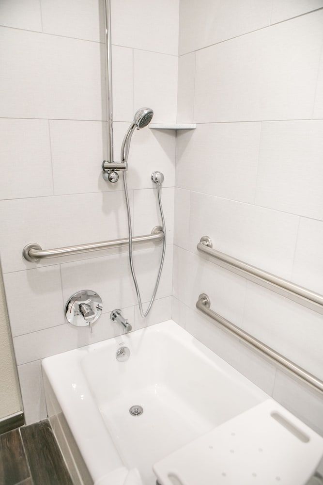 Hotel Siri Downtown - Paso Robles Room, 2 Queen Beds, Accessible, Non Smoking 10