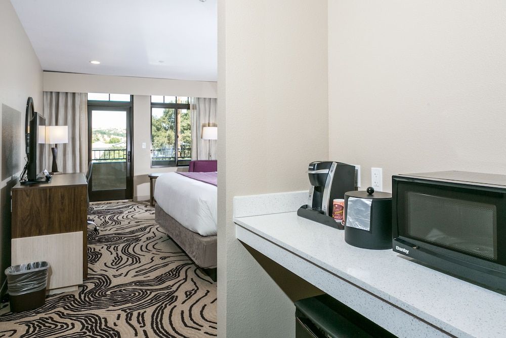 Hotel Siri Downtown - Paso Robles Room, 1 King Bed, Accessible, Non Smoking 19