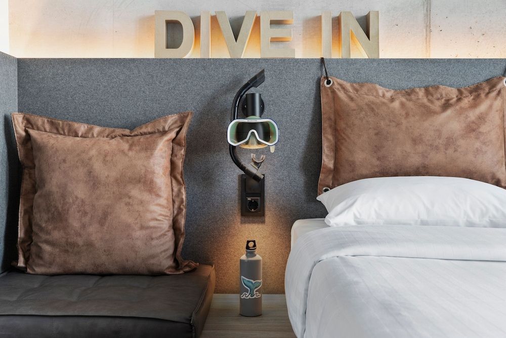 Moxy Bergen Room, 1 Queen Bed, City View 2