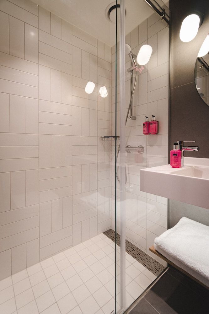 Moxy Bergen Room, 1 Queen Bed, City View 8