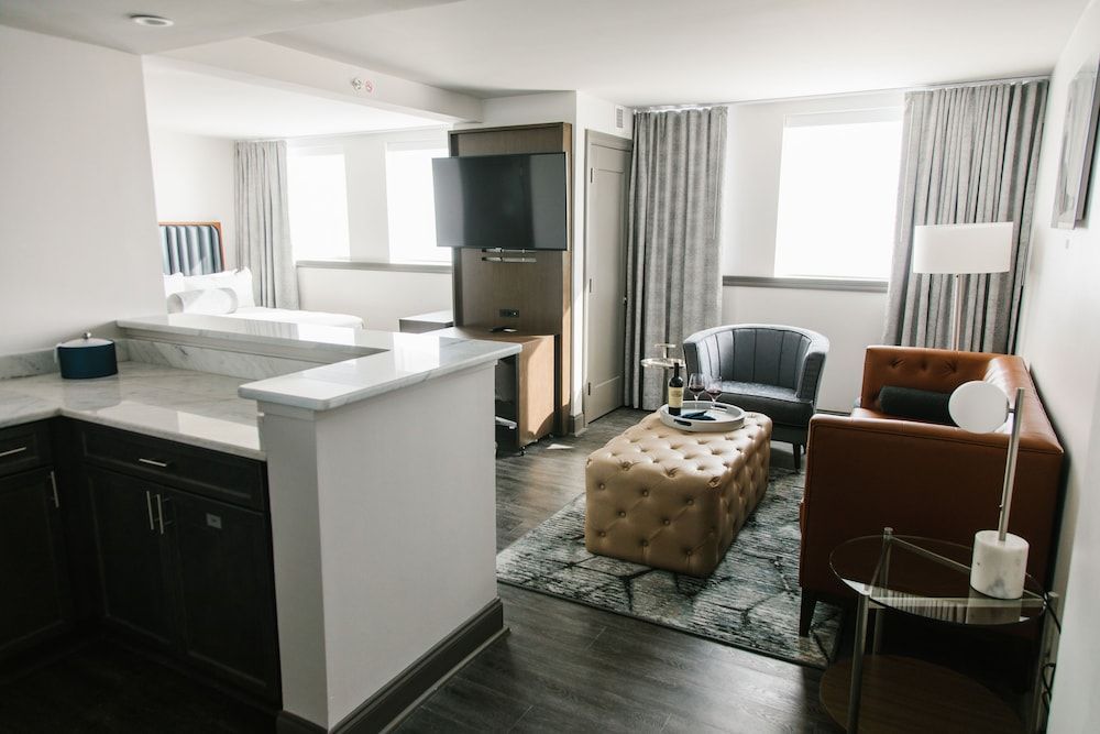 The Hotel Legends King Deluxe Suite 6