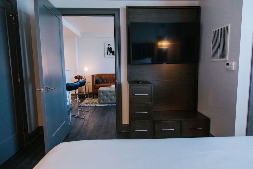 The Hotel Legends 2 Bedroom King-Double Queen Luxury Suite 7