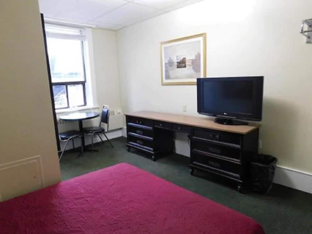 Filmores Hotel Queen Room
