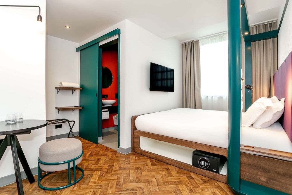 YOTEL Manchester Deansgate Compact Room 5