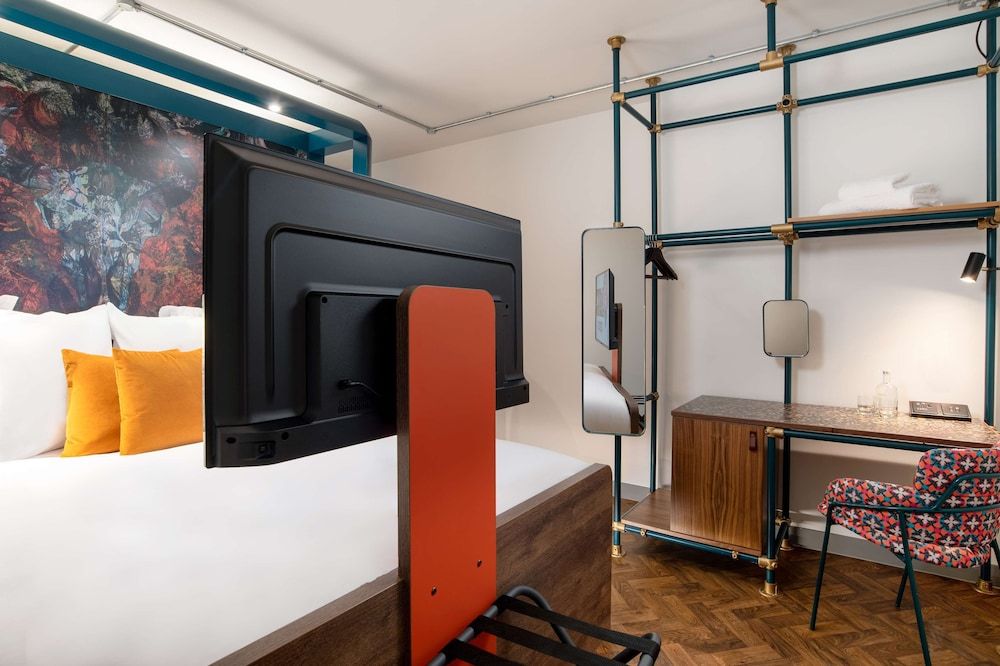 YOTEL Manchester Deansgate King Room (No Window) 12
