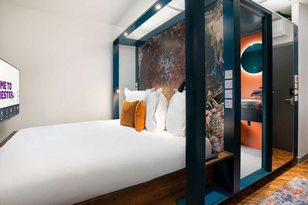 YOTEL Manchester Deansgate King Room (No Window) 4