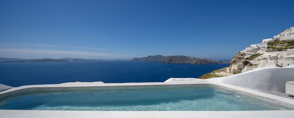 Echoes Luxury Suites Premium Suite with private outdoor heated plunge pool and Caldera view 4