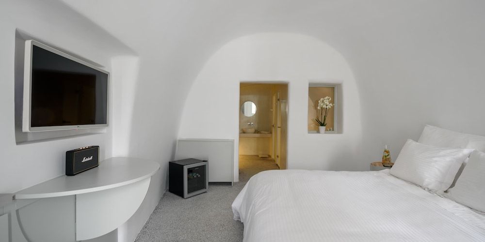 Echoes Luxury Suites Premium Suite with private outdoor heated plunge pool and Caldera view 2