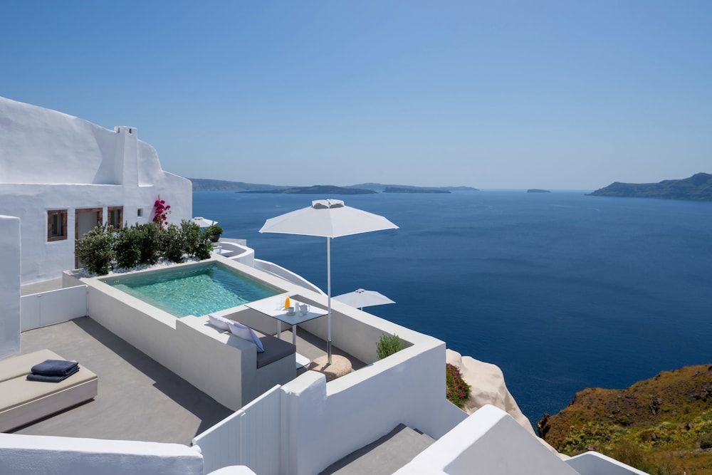 Echoes Luxury Suites Premium Suite with private outdoor heated plunge pool and Caldera view 5