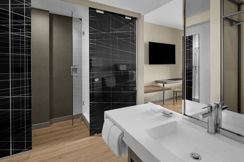 AC Hotel by Marriott Miami Dadeland Room, 1 King Bed, Non Smoking 5