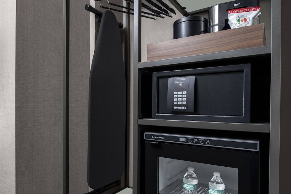 AC Hotel by Marriott Miami Dadeland Room, 1 King Bed, Non Smoking 6