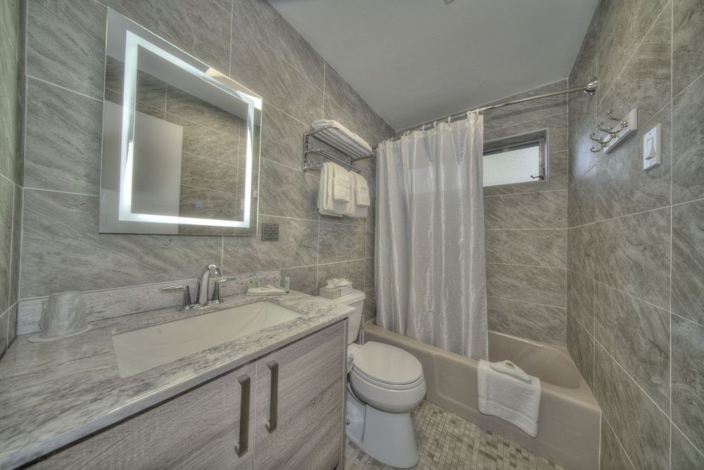 Club Lux Resort By the Beach Deluxe Room, 1 King Bed 6