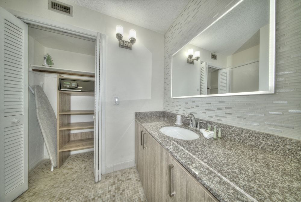 Club Lux Resort By the Beach Deluxe Studio, 1 King Bed, Kitchen 5