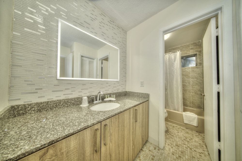 Club Lux Resort By the Beach Deluxe Studio, 1 King Bed, Kitchen 4