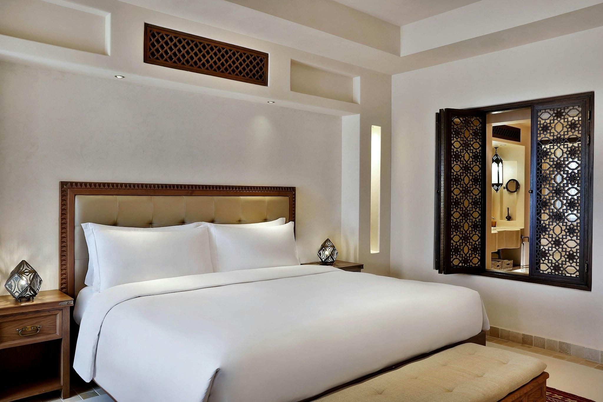 Deluxe Pool View, Guest room, 1 King, Pool view, Balcony